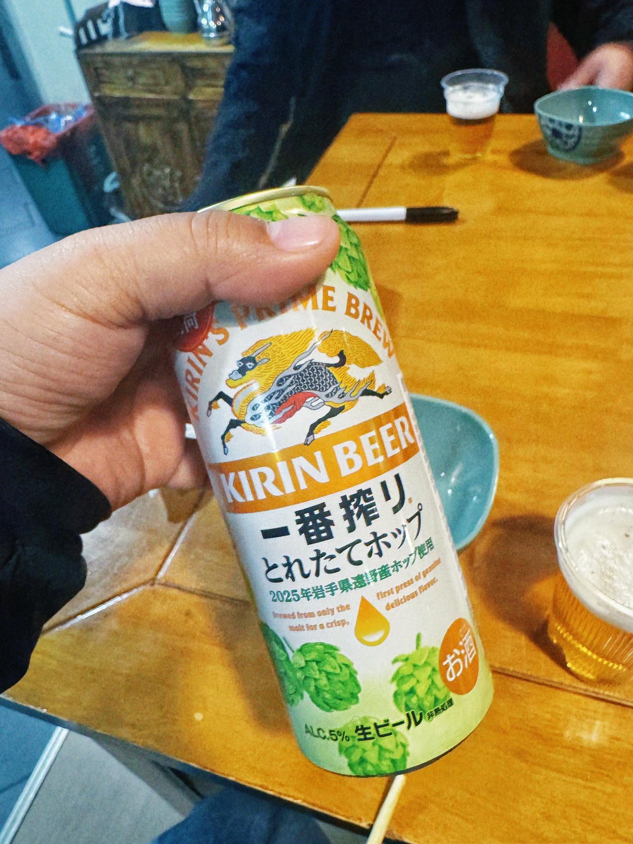 朋友约着喝酒，是城墙根下的一家馆子，他们家的招牌一个是生肉，一个是肉托馍，这东西