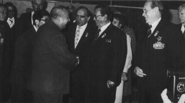 1979年10月，张贤约率领中国老战士代表团访问南斯拉夫，受到南斯拉夫领导人亲切