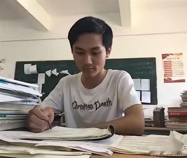一个从山沟飞出的研究生，苦干9年，往家打款70多万，回村一瞅，二老居然连一万块都