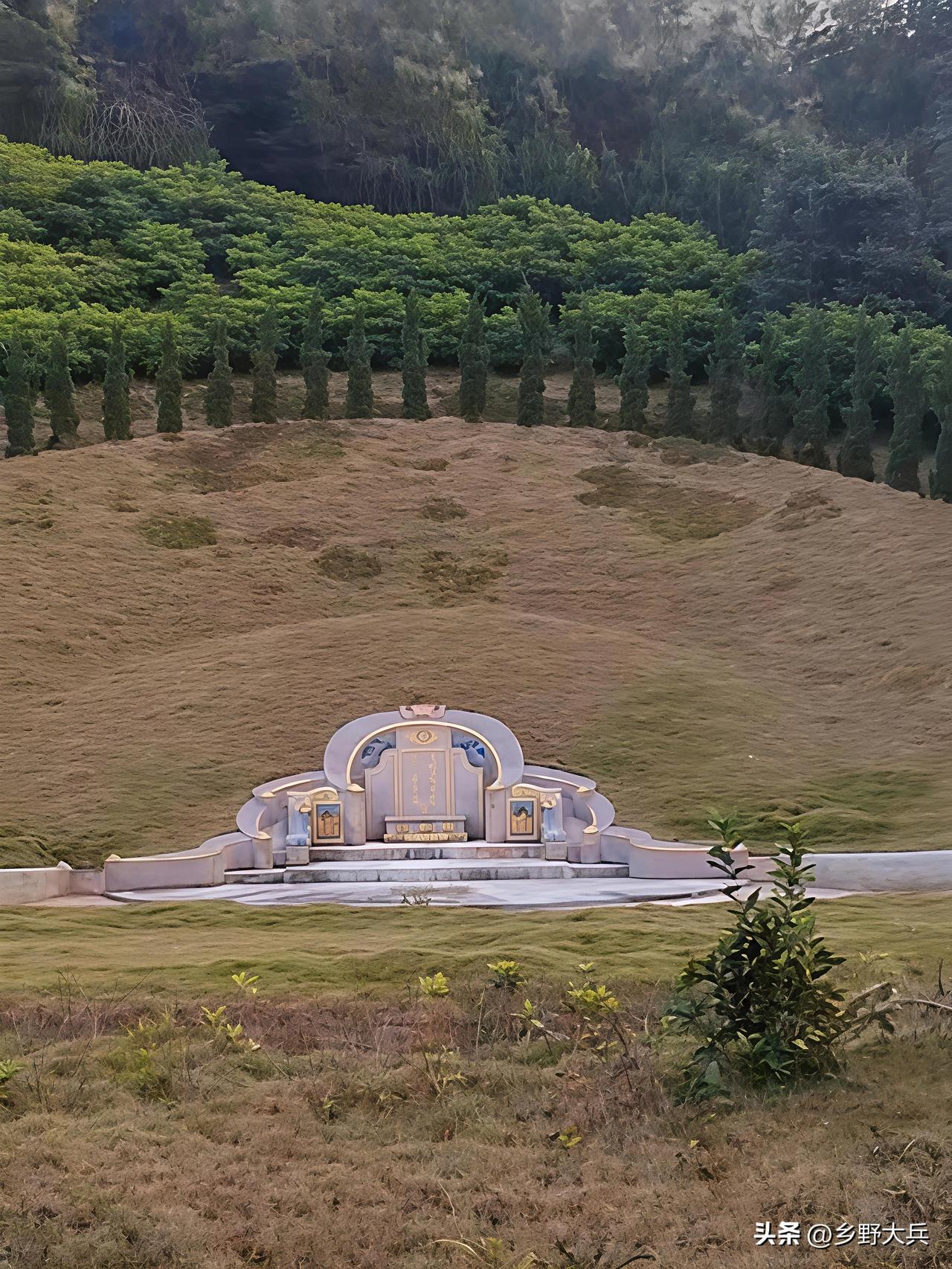 山上发现一座大墓，十分壮观，据说墓主人是一位参加过战争的参谋长，后代人都说当年还