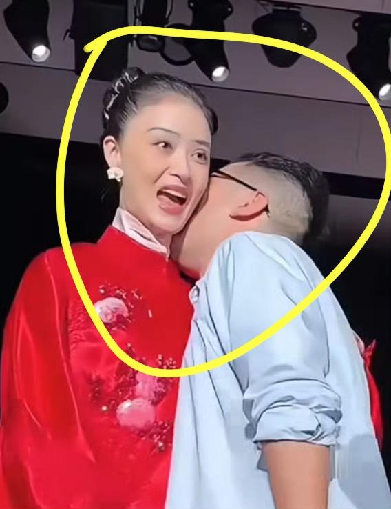 43岁的蒋欣，这是被揩油了吧？表情不会说谎！男设计师凑过来亲她脖子的瞬间，她整个