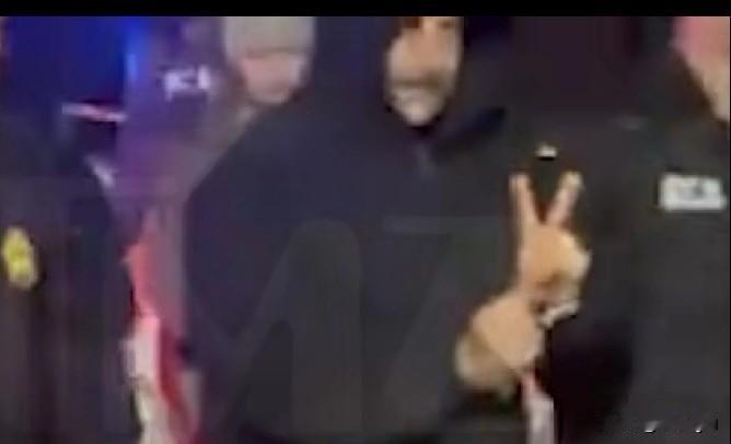 1月3日晚，美媒报道，马杜罗看到镜头比V字手势，脸上露出微笑。
纽约警察局证实，