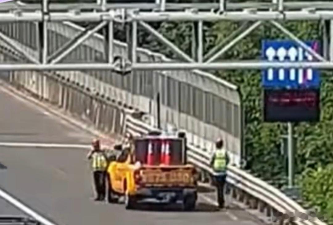 浙江高速司机突发头晕多方接力送医浙江高速路政交警急救联动救人 G25杭宁长兴高速