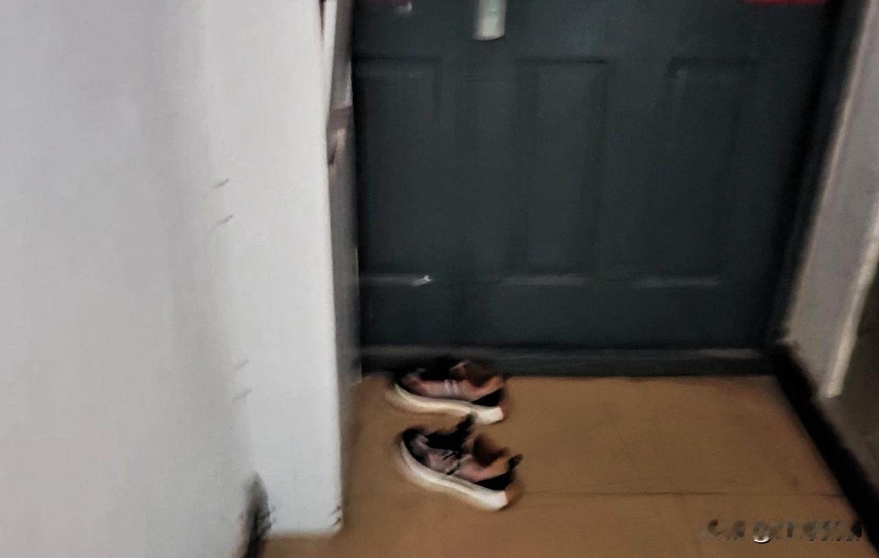 这种行为很多人以为是自然之举，以为门口是他家的，其实这种行为是明显的侵占公共空间