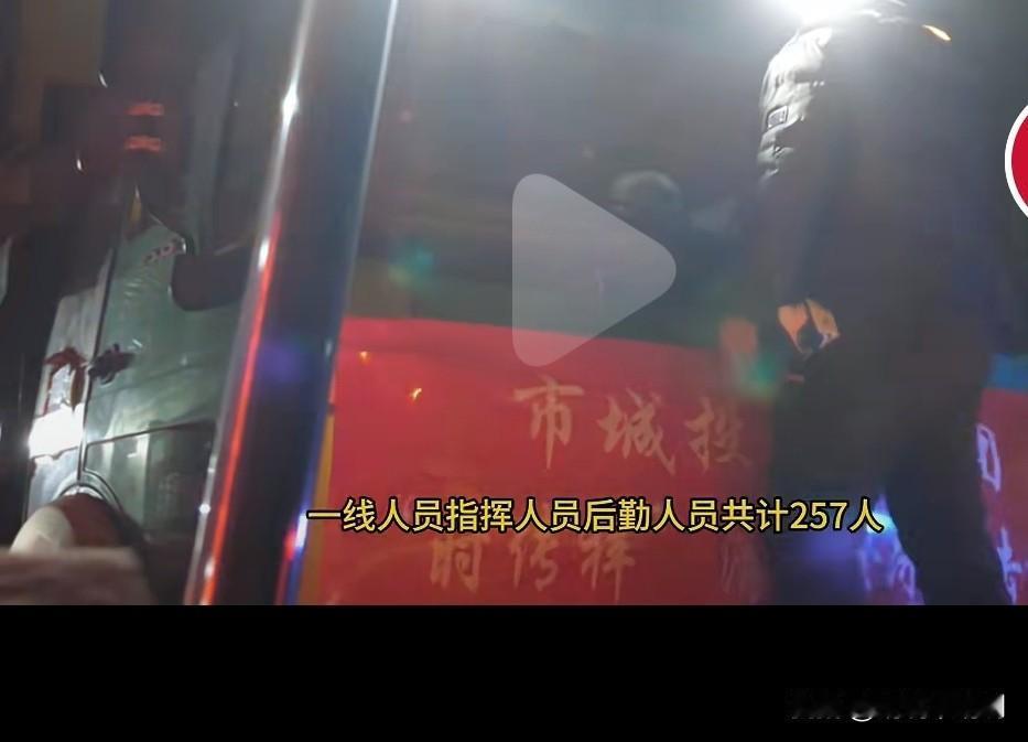 呼市刚下的这场大雪，给市民带来欢乐的同时也暴露了许多管理上的问题，周五下的雪，到