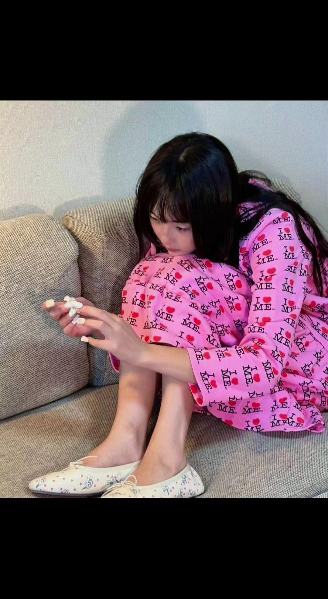 📱睡衣裹着心事，指尖划过屏幕像触摸月光🌙。孤独是沙发上的影子，陪着等一句晚安