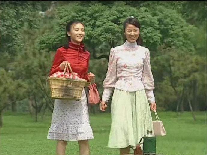 看如萍和梦萍才知道，原来碎花衣服的搭配秘诀是纯色衣服。 