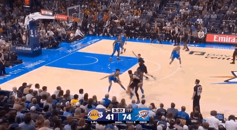 东契奇这边一个进攻失误，回头亚历山大打进一个高难度的上篮，直接打停了湖人，分差一