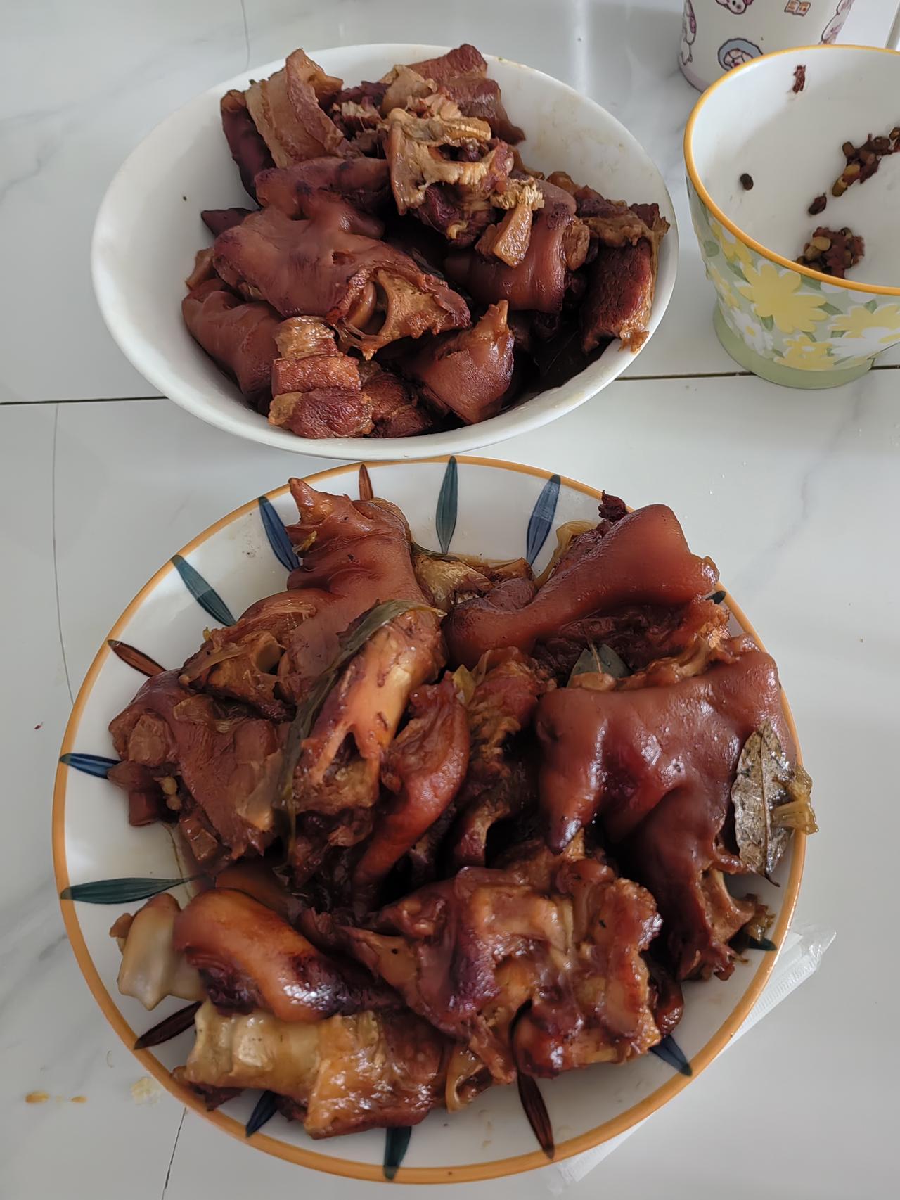 猪蹄放花雕酒，大葱煮了半个小时，猪肉片油炸的金黄，最后炒糖色一起炖。看看这颜色，