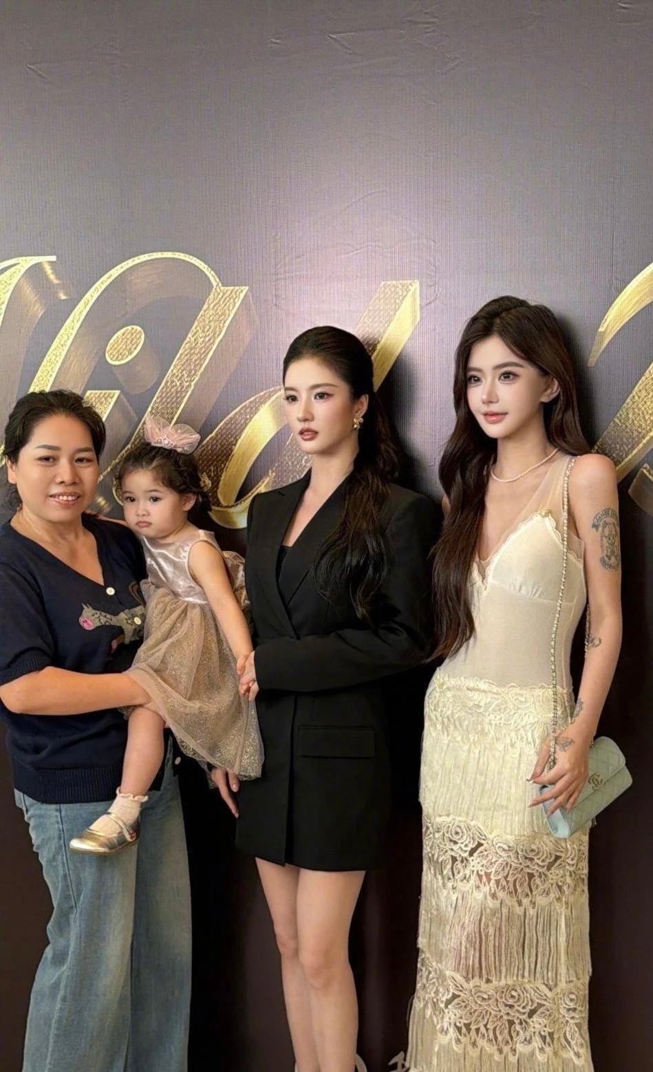 韩安冉真是去哪里都喜欢带着女儿去，还喜欢带着她和明星合影 ​​​
