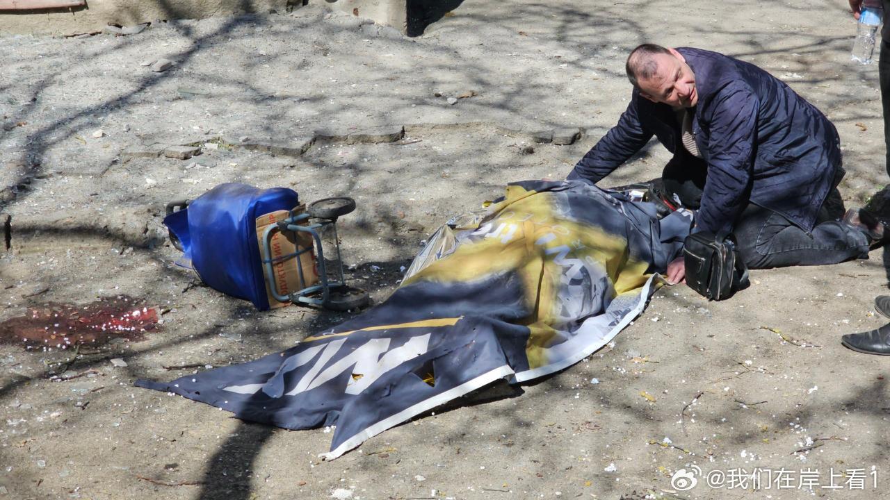 俄罗斯用迫击炮炸死了一名乌克兰赫尔松的妇女，还有另外3名居民受伤。 