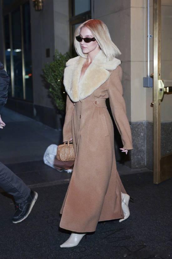 悉尼妹纽约出街美照西德妮·斯威尼纽约出街 ，连换三套衣服 