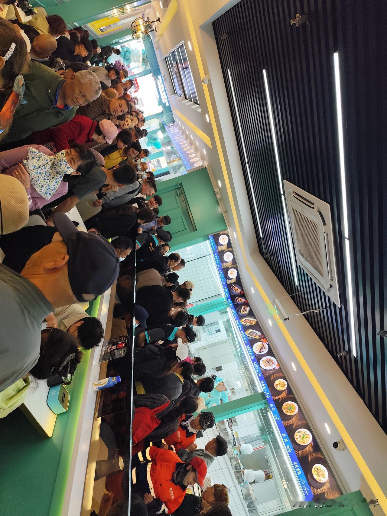 免费午餐有多大吸引力？！苏州东街一家餐厅用两只100多米长的队伍回答了。拌面的队