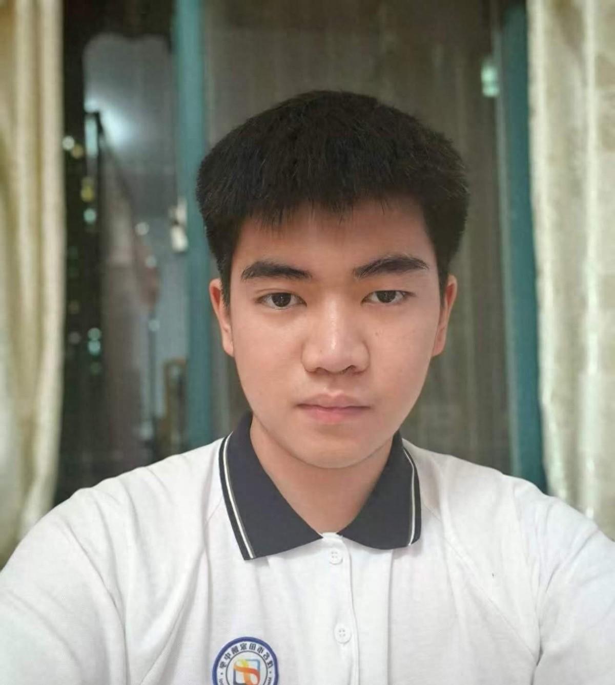 "读书就要报国！"广东茂名，一位男生查分后发现自己考了高分，而在班主任眼中，这是