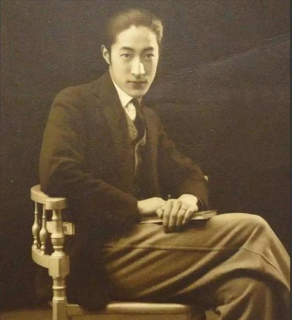 1962年，一位头发全白、瘦到脱相的老人被无罪释放。妻女看到他这个模样都心疼得直