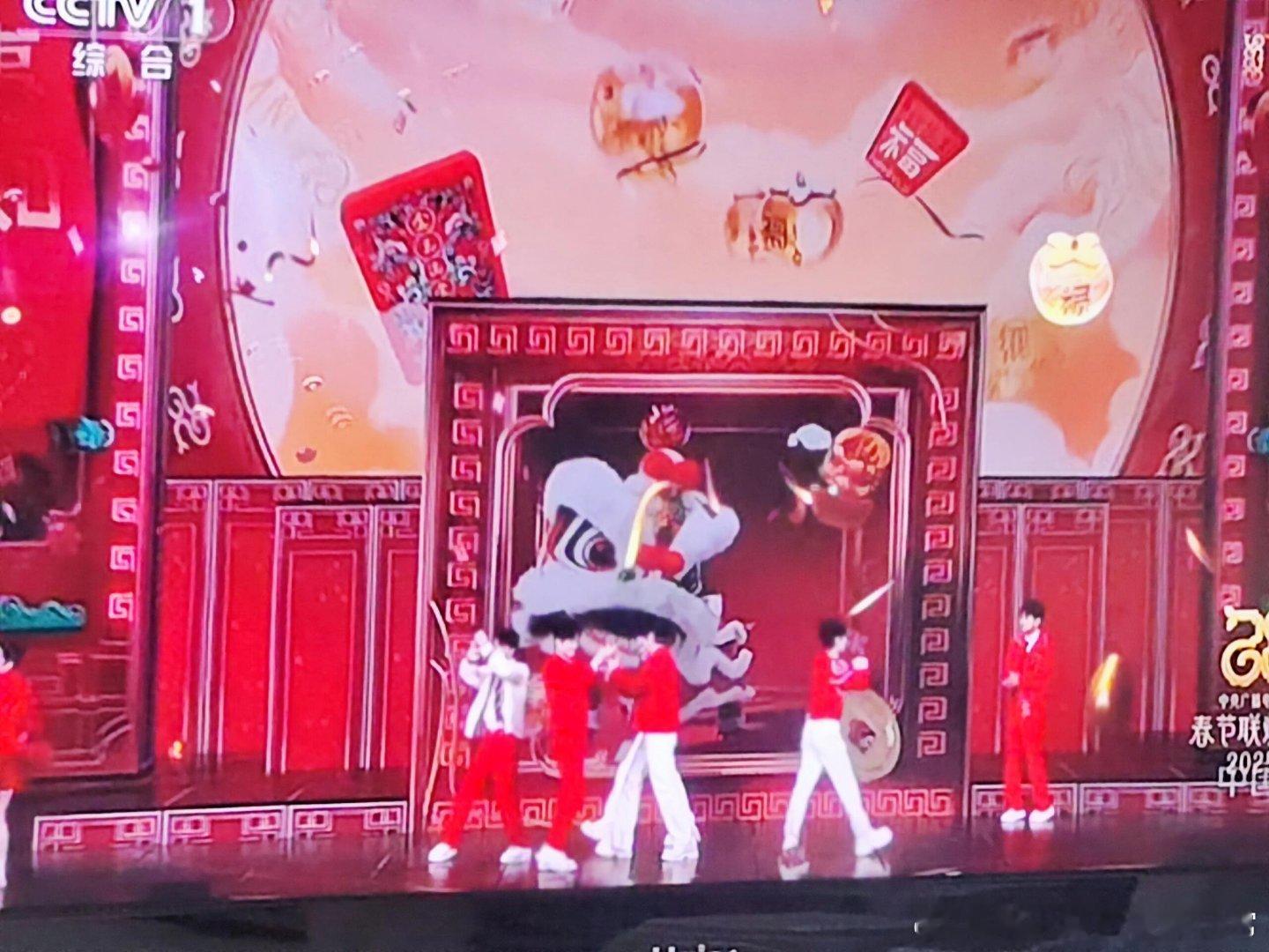 苏醒回应春晚忘记走位  苏醒春晚出小岔，走位忘了也不怕。心态超好来回应，网友直呼