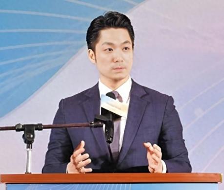 记者问蒋万安："你是台湾人还是中国人？"他避开了这三个字，只说自己是"台湾人"、