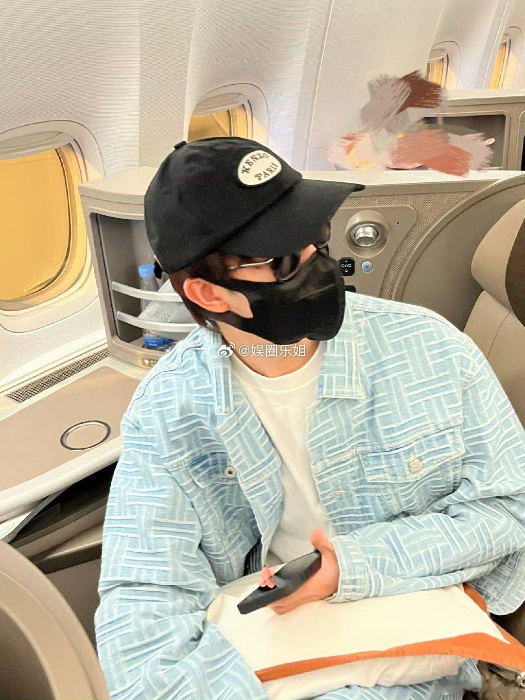 田嘉瑞出发巴黎时装周 田嘉瑞启程巴黎时装周。全套KENZO造型，来自2025春夏