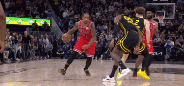 NBA赛场镜头：
   决胜时刻，还是中距离更稳吧？中投小王子德罗赞再一次告诉你