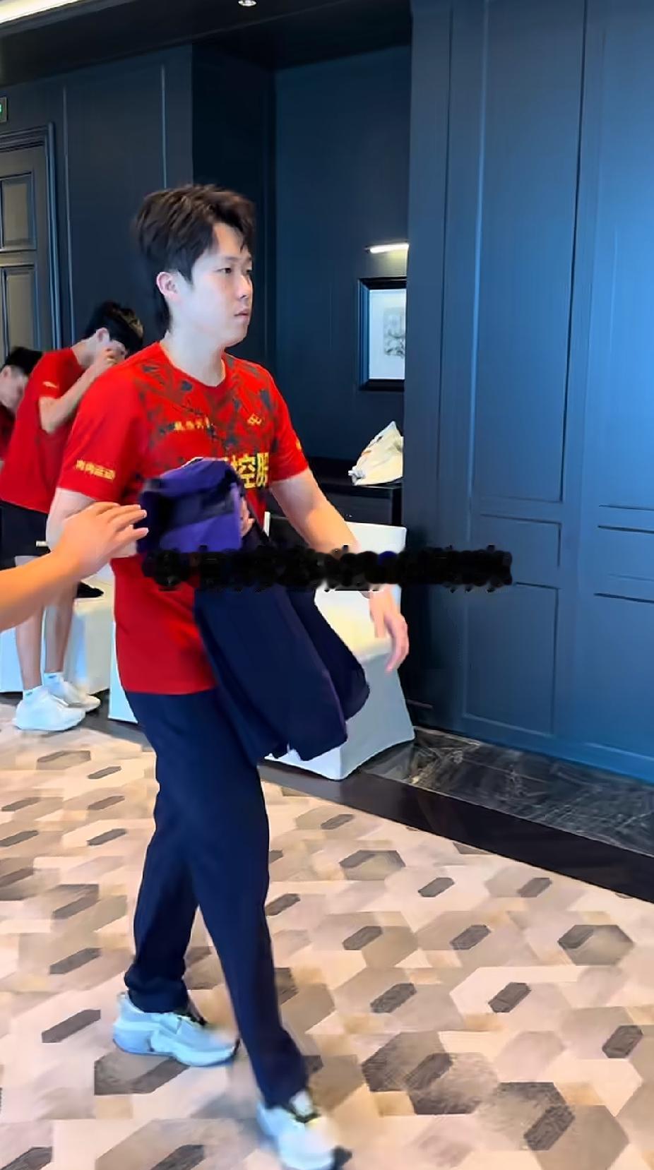 7月22日，楚钦开始上训，魏桥的这个有求必应叔和Wcc都陪在身旁；林昀儒不来了，