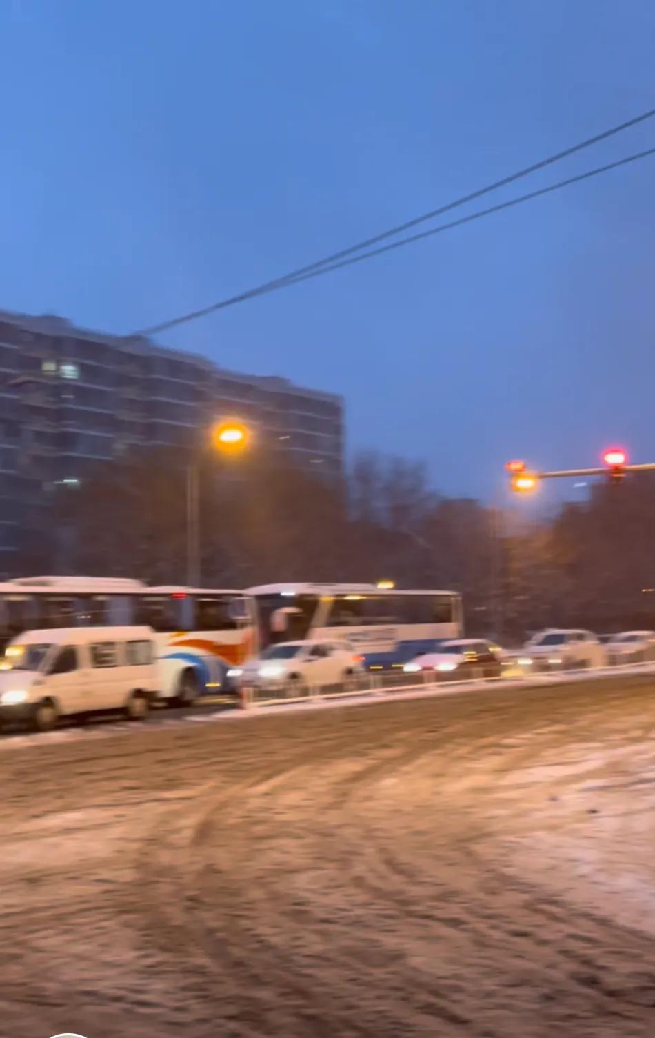东方甄选的鹏鹏主播在社交媒体平台发文：下雪啦！！！好大的雪！！早上起来怀疑自己在