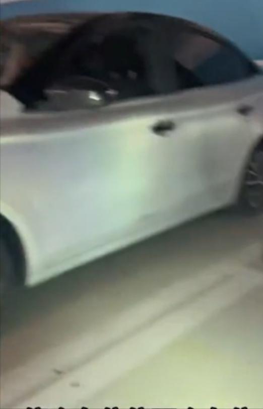 四川成都，女子和丈夫吃饭喝了酒，无法开车回酒店了，他们就叫了一个代驾，一路上代驾