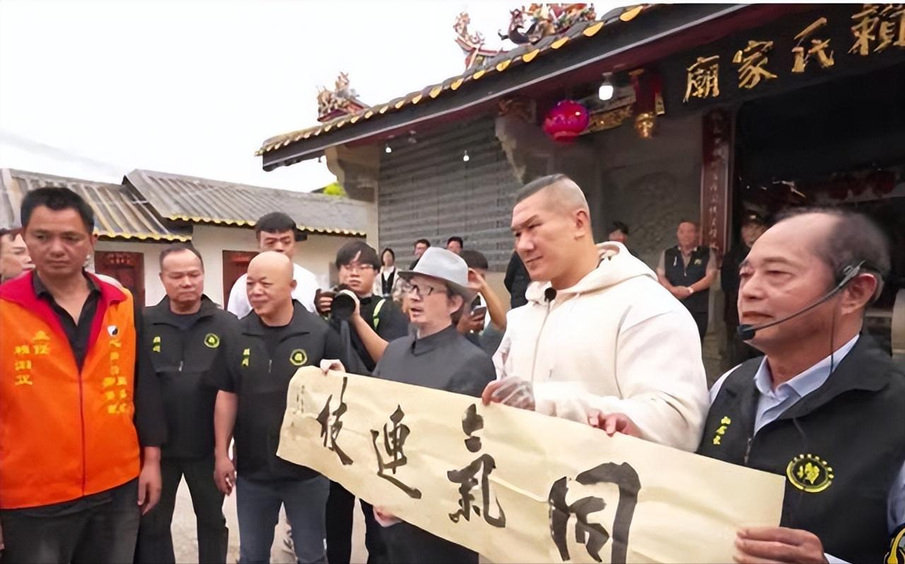 笑不活了！民进党被激怒了，痛批馆长造假。
 
台湾有个网红叫“馆长”，本名陈之汉