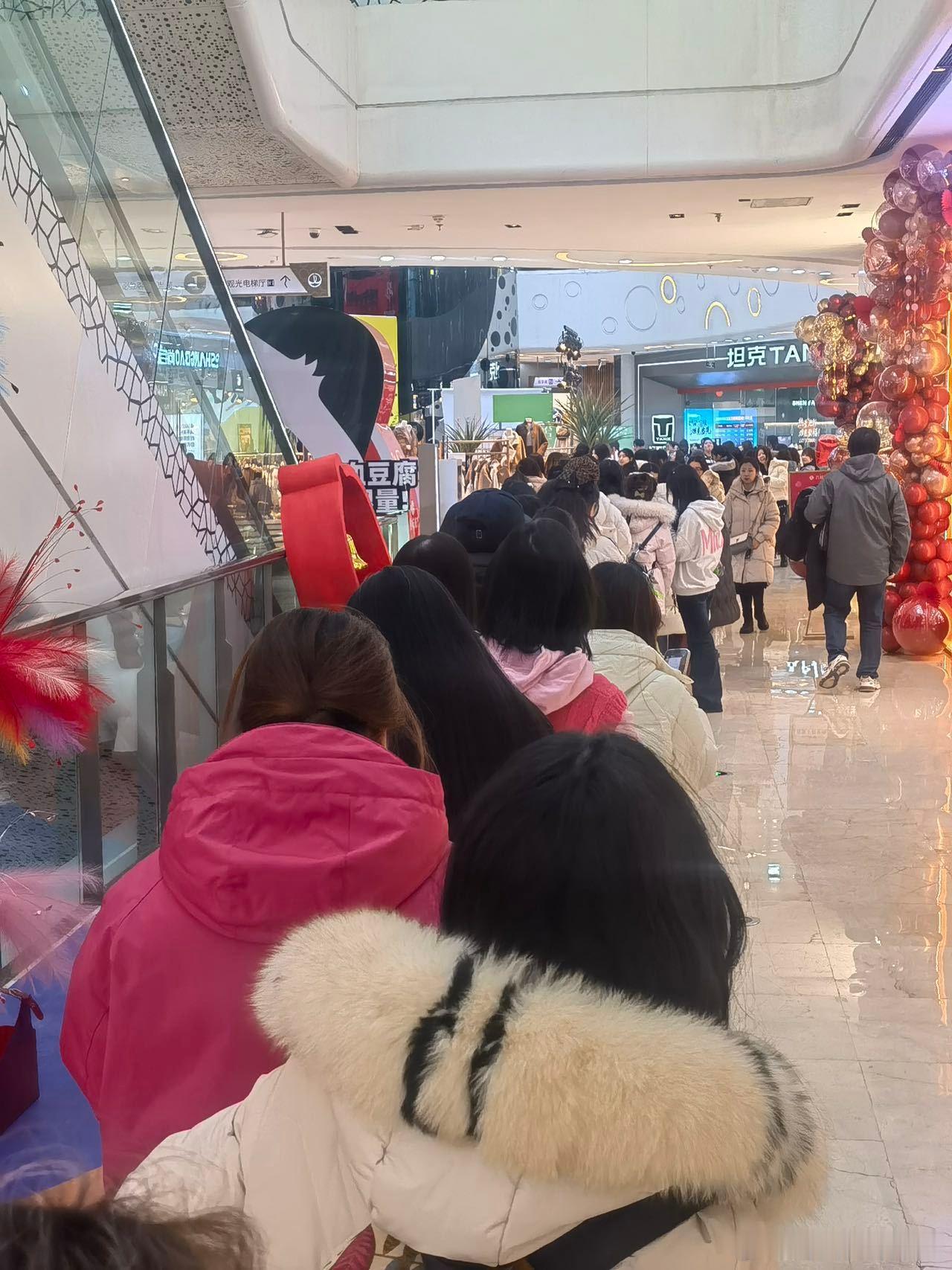 还以为丁禹兮办了个海选 丁禹兮跨年这波太会宠粉了！四城全息合影活动现场，粉丝们热