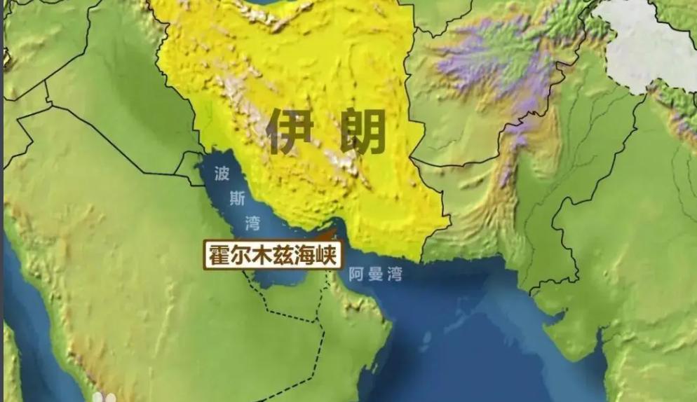 离谱！一条每天走2000万桶石油、卡住全球近三分之一海运原油的关键水道竟然被改名