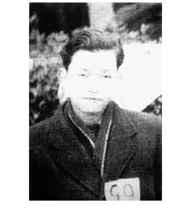 1951年2月，重庆解放碑。 枪毙前那一刻，台上那个男人没喊冤，也没求饶。他提了