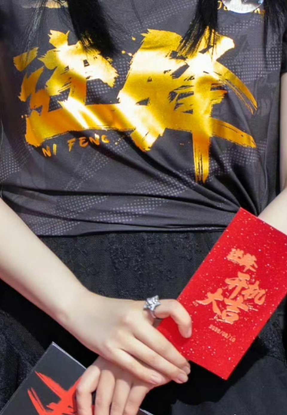 阚清子开机照戴了求婚钻戒哇塞！阚清子开机照手上钻戒闪到我了✨ 这是被求婚了吧？坐