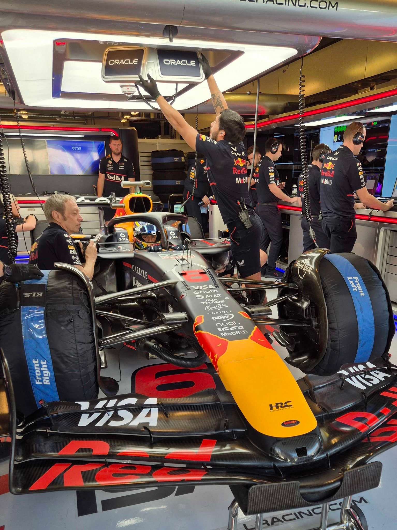 驾驶大红牛赛车的哈贾尔F1赛车F1阿布扎比季后测试