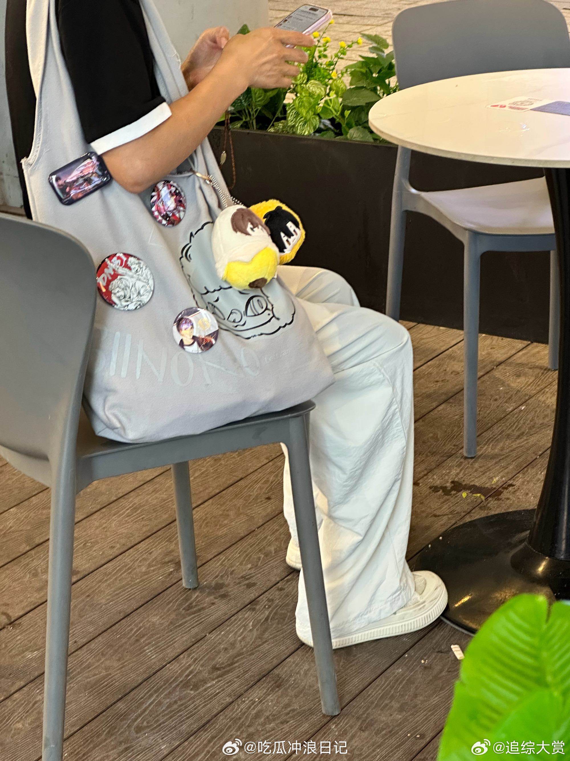 书包上的身份密码是和我推的暗号 书包上挂的不是装饰，是我寻找组织的信号塔。一次对