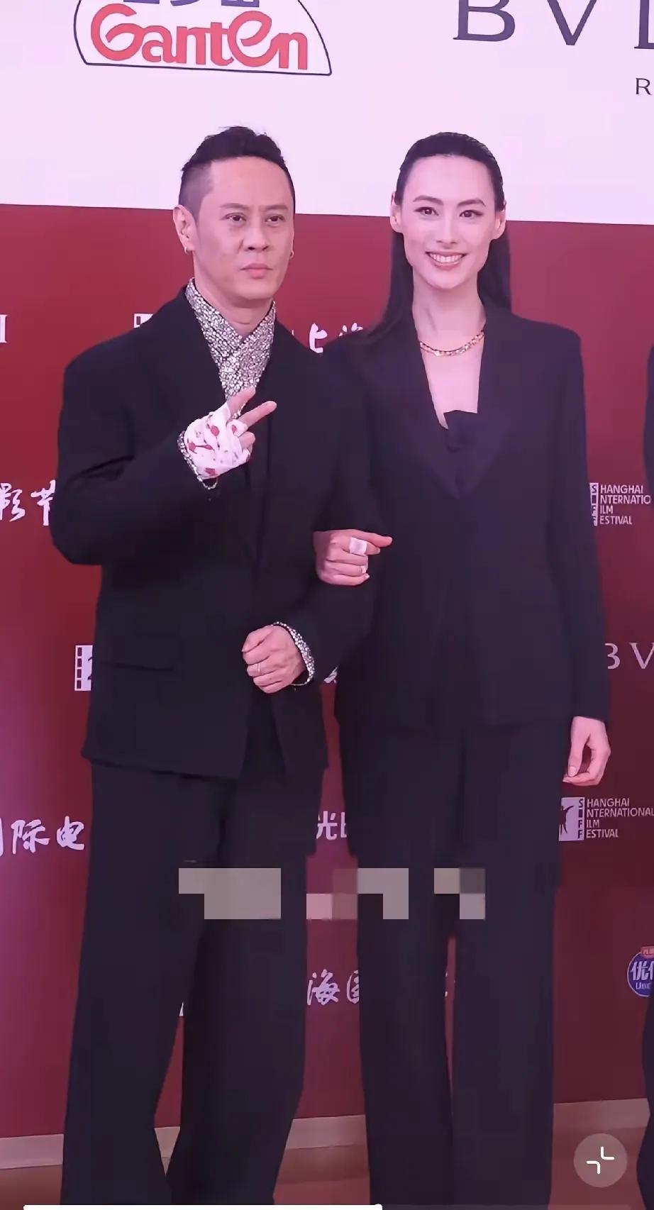 上海电影节上的梁洛施挽着男友，这位也被大家全方位的扒了一下。
谈恋爱的故事比比皆