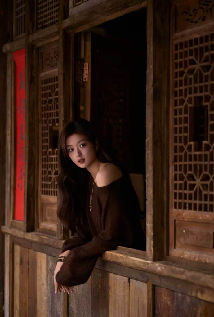 孙千之桃缎光可可妆释出金鹤龙为孙千打造秋日氛围感妆容氛围感妆容的正确打开方式，金