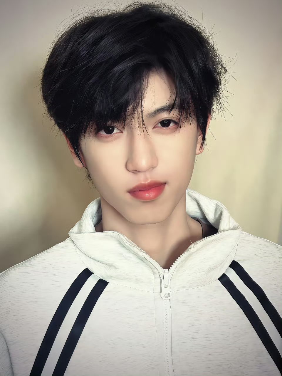 这是干嘛…除了都是男的都姓张 没看出张桂源和张凌赫还有什么关系了…