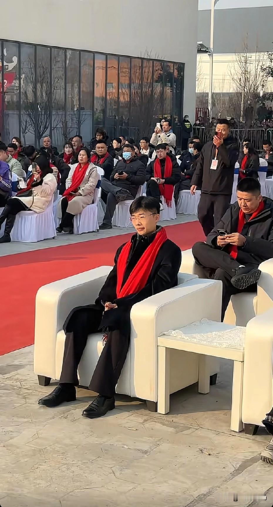 大网红郭有才回老家菏泽参加直播活动，一身黑色装扮配上大红围巾，那叫一个精神抖擞，