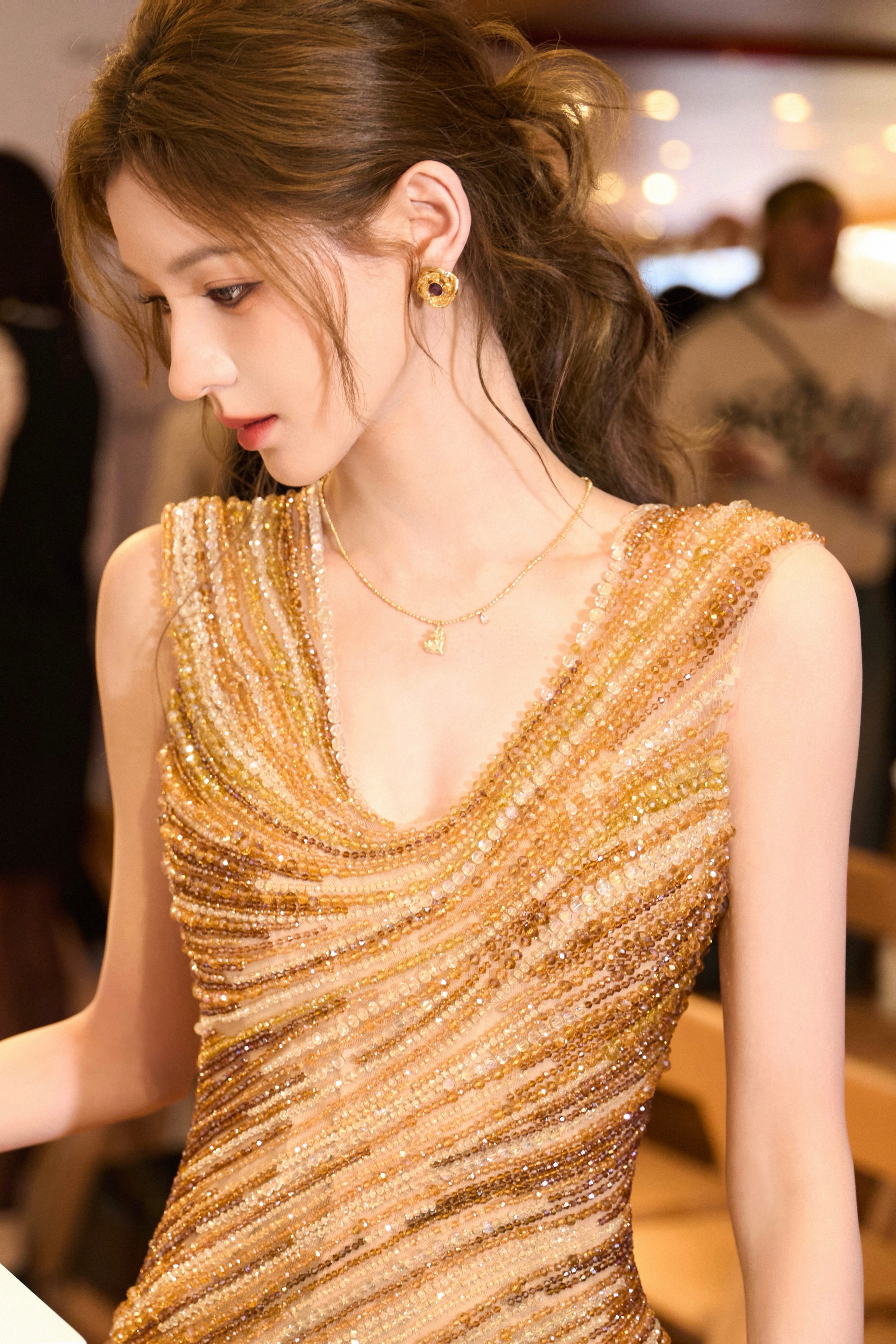 张予曦巴黎时装周出图，这套金色裙子太美了✨ ​​​