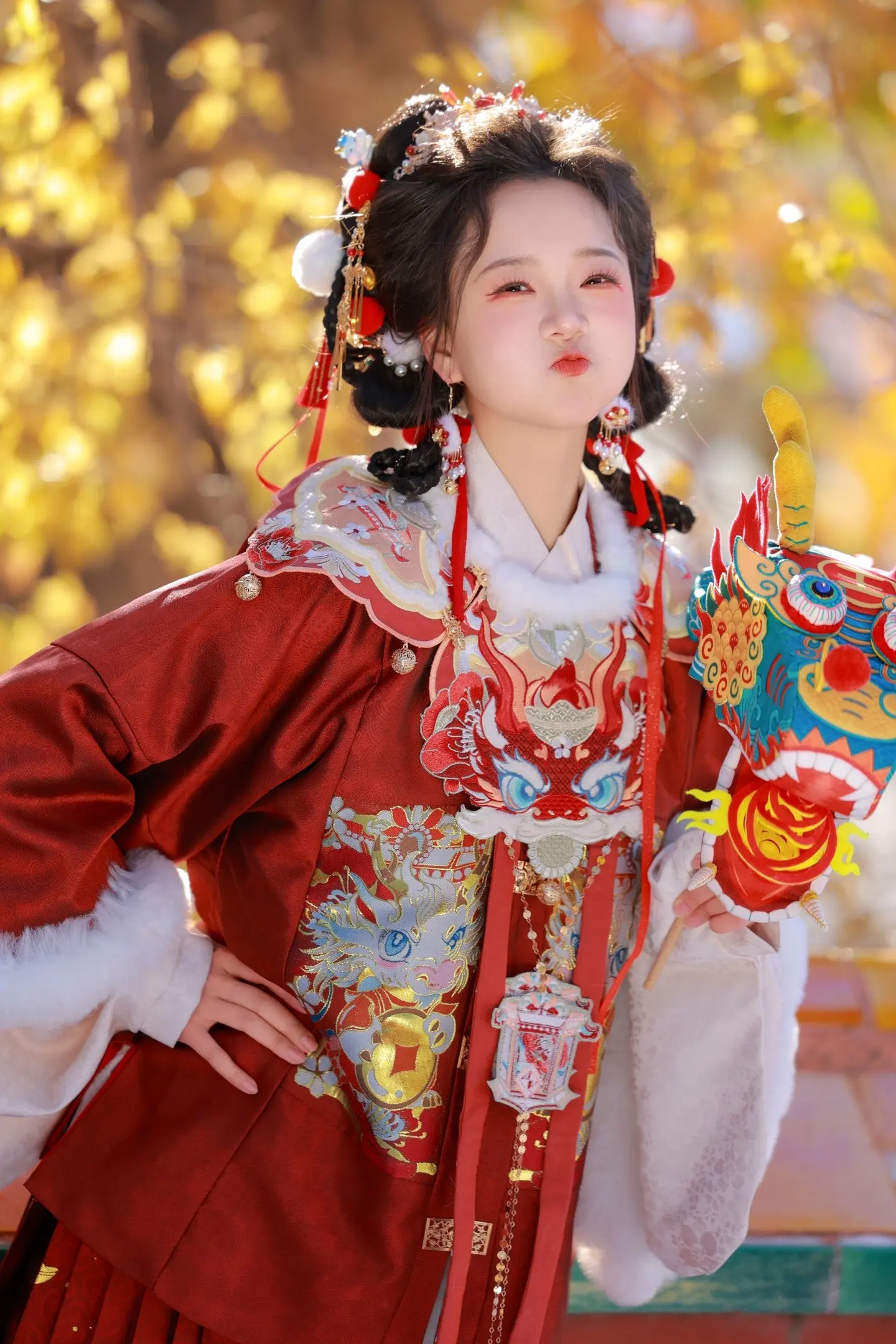 红红火火过大年啦！很开心看到春晚出现传统汉服，继续发光发亮吧！
 