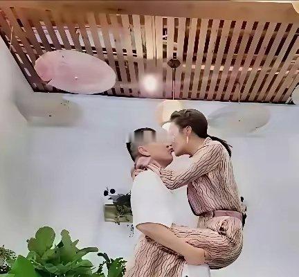 图二的确是蒋勤勤本人但看了图一我吓了一跳，以为是马丽