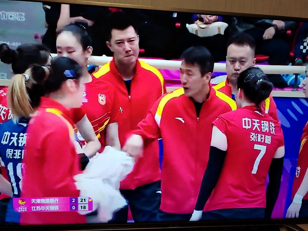 女排排超联赛半决赛，天津女排对阵江苏女排，天津女排25：18，25：19，拿下前