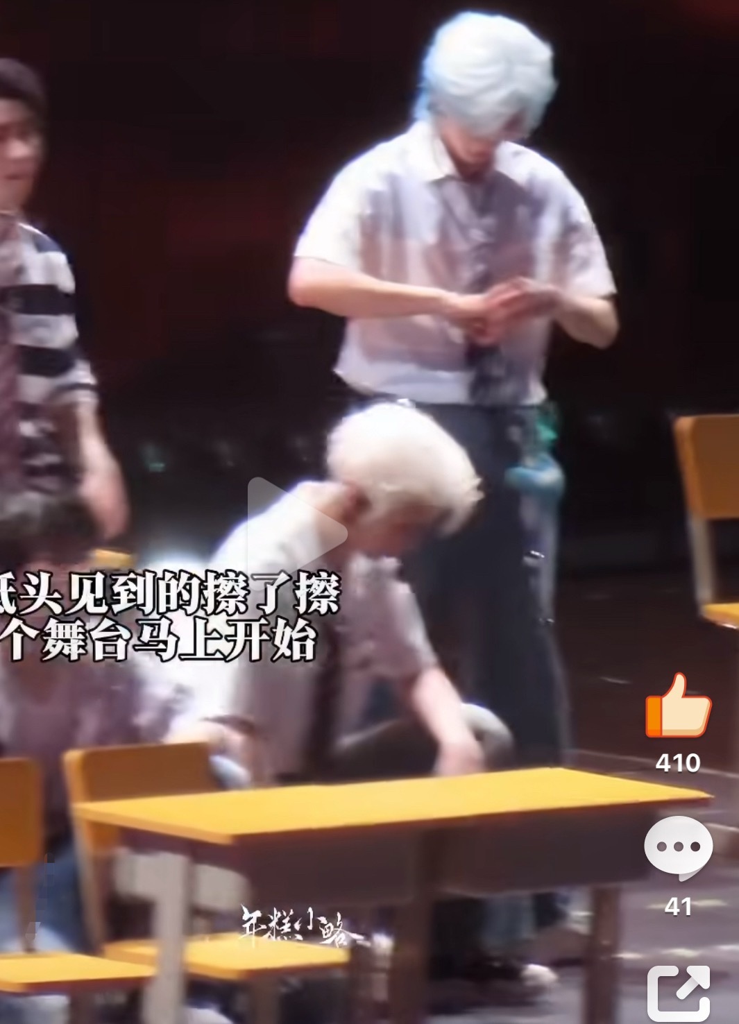 这里一定扎有玻璃 他本来把手藏在口袋里 那一下应该感觉到了有东西 自己把处理掉了