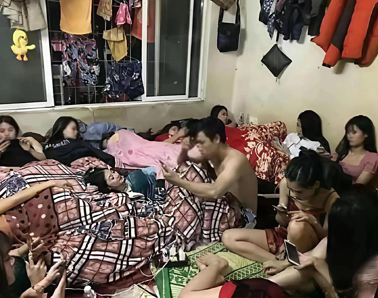 20年前真实的传销窝点实拍！
想必现在应该是没有这种传销了吧