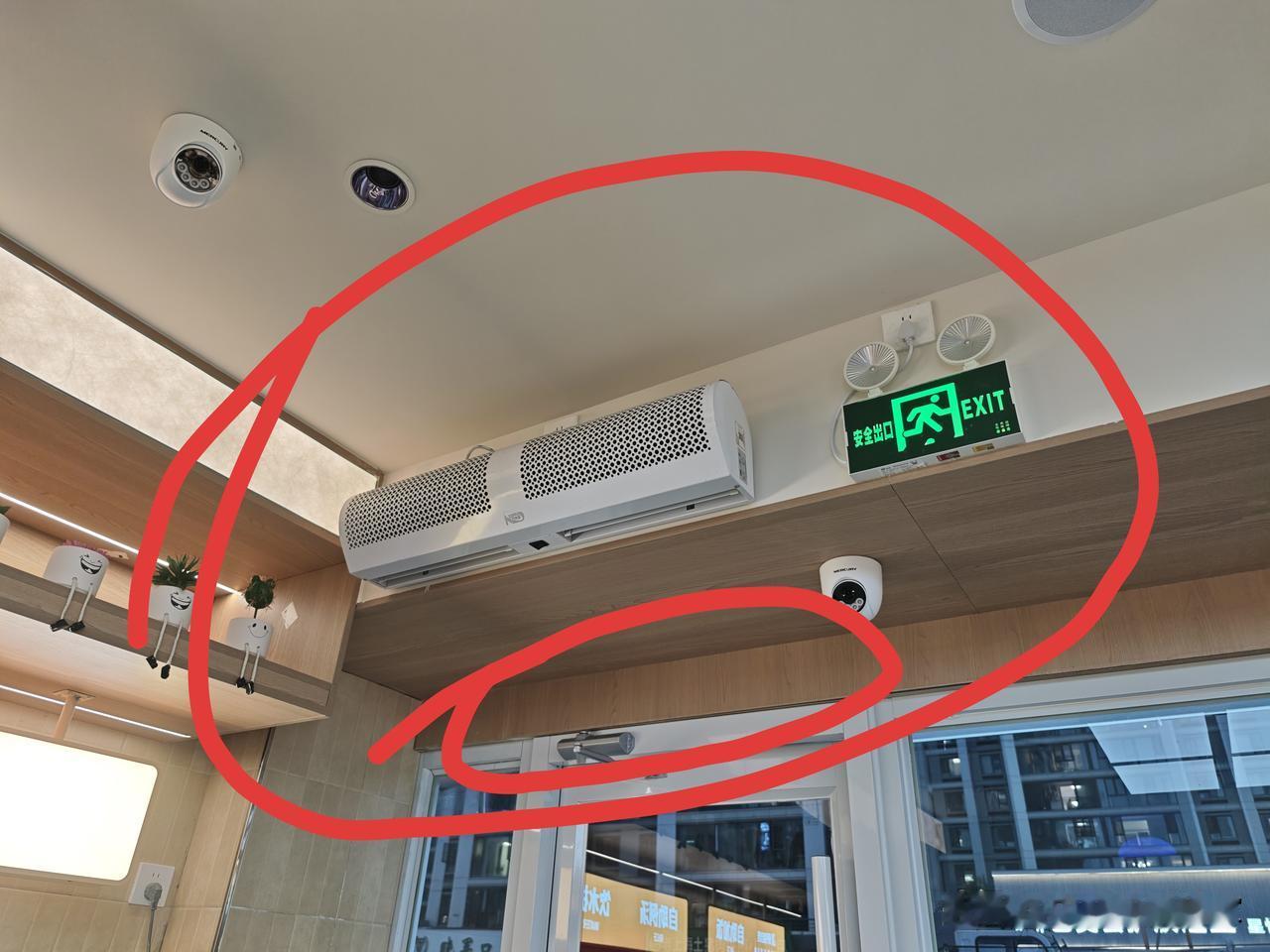 餐厅装修，工程监工尤为重要，其实很多设计师他是不太会去关注一些细节的，他只管给你