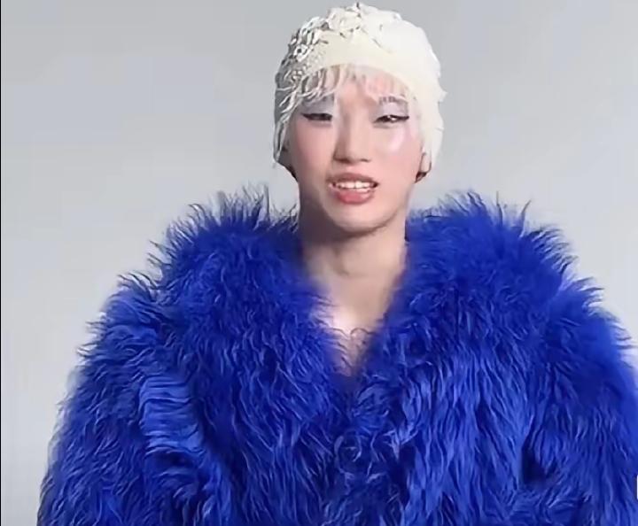 陈芋汐新造型，差点认不出来，这次直接走起成熟贵妇风，着实让人眼前一亮。
 
她画