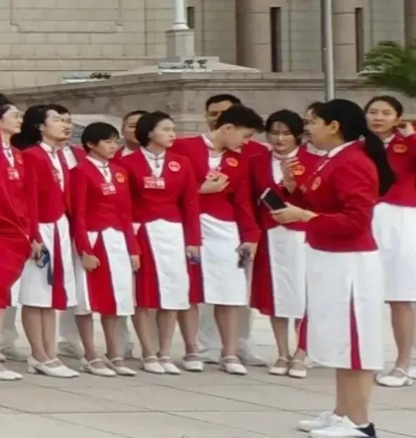 #全红婵陈诺琳# 今日，全红婵和陈若琳身着裙子与队友合影。站在前面没穿高跟鞋的是
