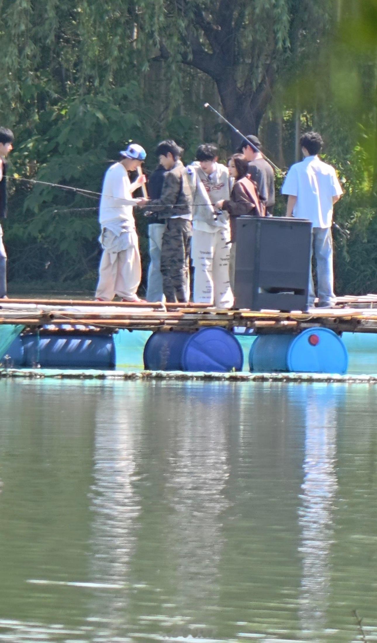 虞书欣和十个勤天钓鱼虞书欣十个勤天在种地吧钓鱼终于捡到一张舒心的《种地吧》路透，