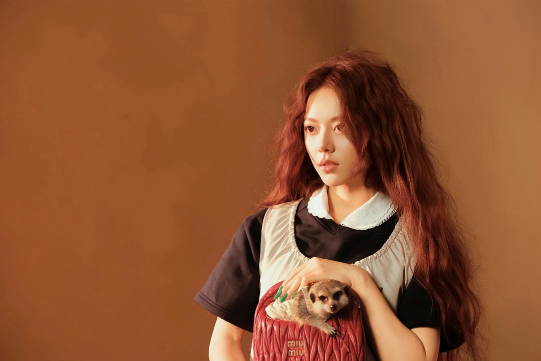 赵今麦暖调光影里的油画少女赵今麦有种安静轻盈的美赵今麦这组四月刊直接封神！好像从