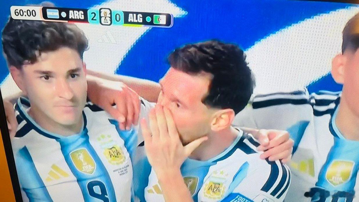 梅西在说话时嘴巴被捂住。🤫但根据FIFA的新规则，这难道不是应该判红牌的违规行