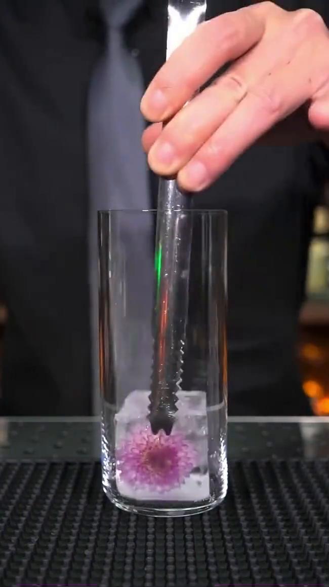 粉红金酒30毫升，花式开汤力水，汤力水补满，迷迭香一支，粉红金汤力，完成。
